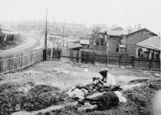 Маленька дитина помирає від голоду під час Голодомору 1932–1933 років.