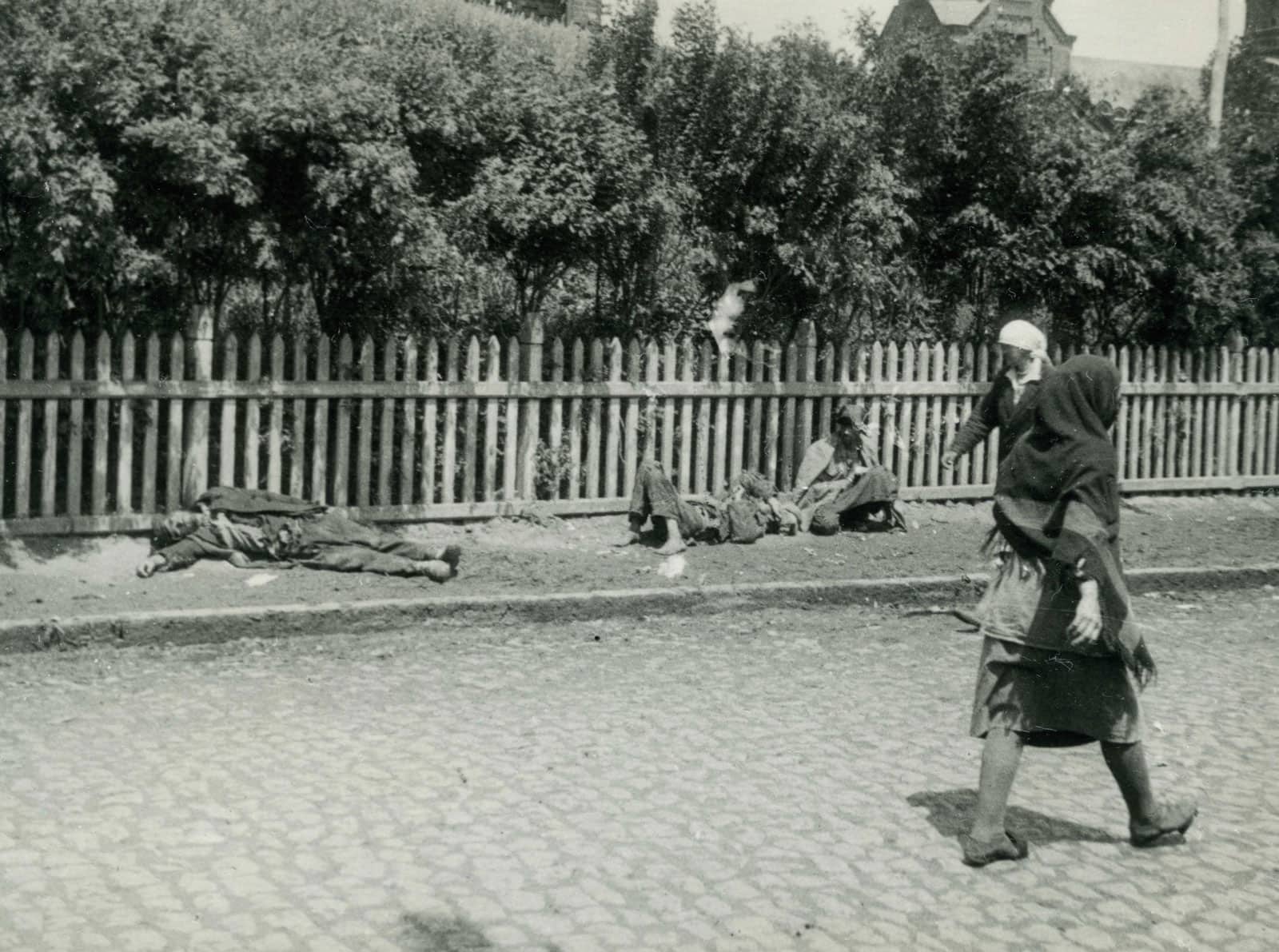 Жінки та діти на вулиці під час Голодомору 1932–1933 років.