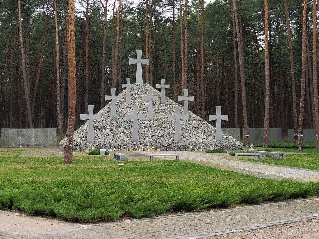 Пам'ятник із хрестами у лісі біля Биківні, меморіал жертвам репресій.