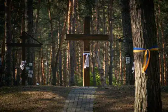 Меморіальний знак у лісі біля Биківні, Україна, присвячений пам'яті жертв.
