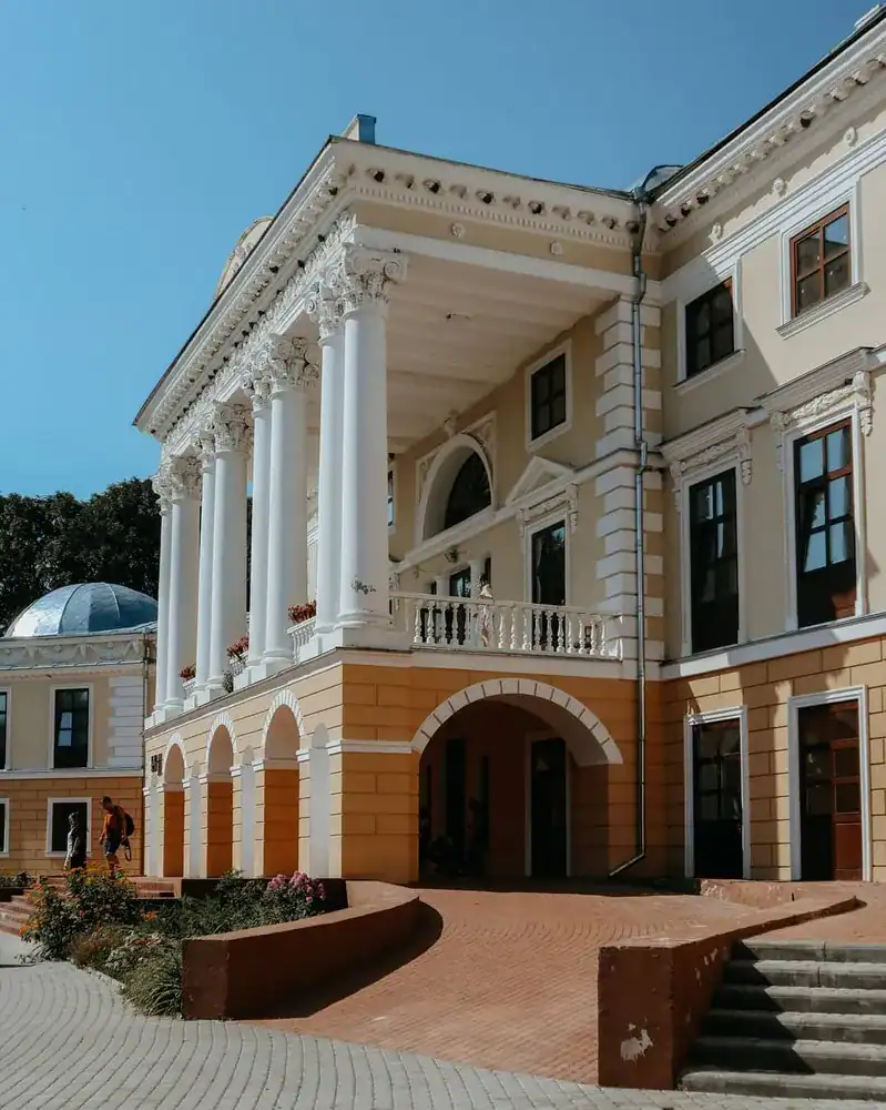 Вороновицький палац з класичним архітектурним стилем та колонадами.