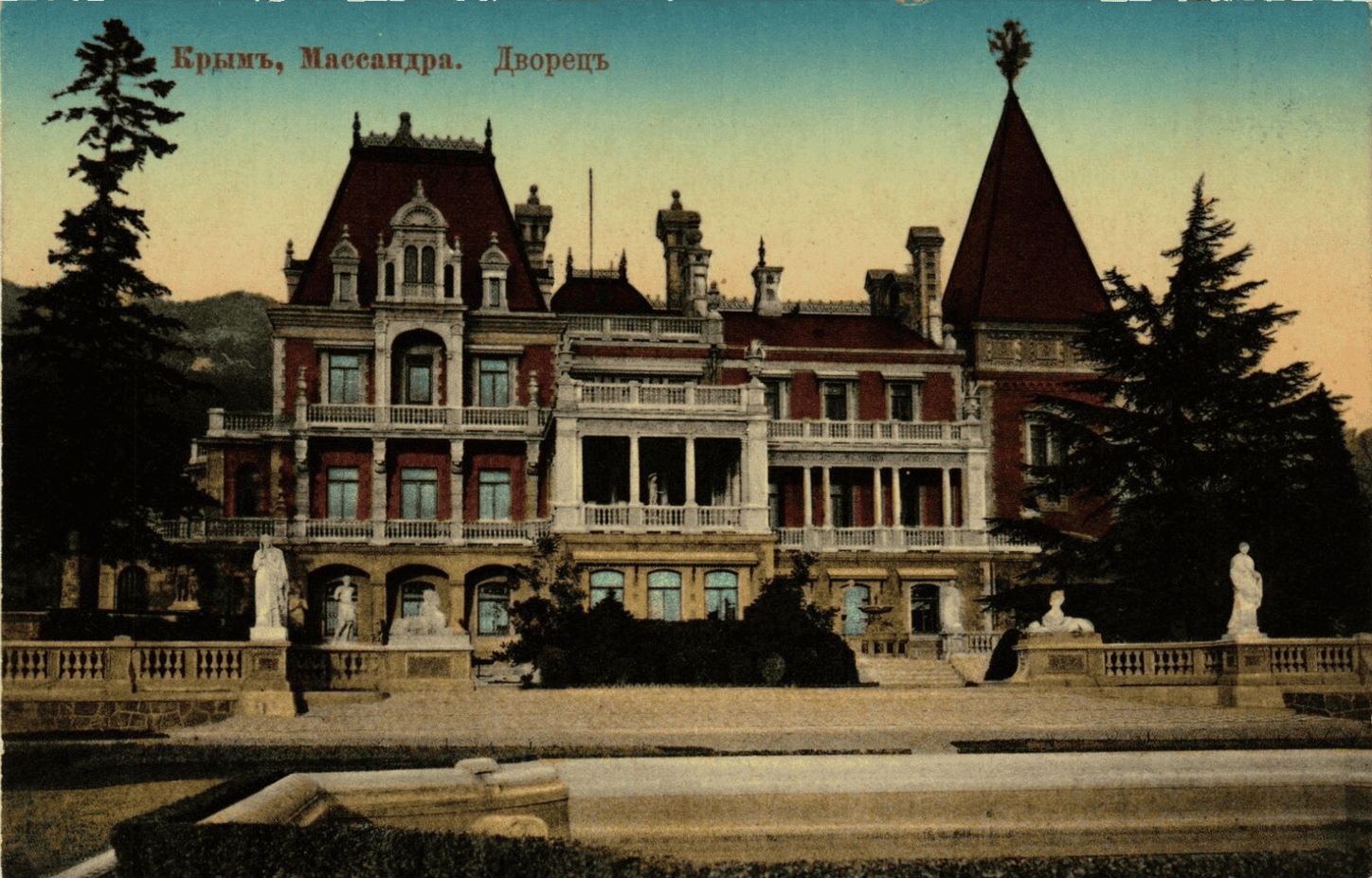 Крим, Массандра, палац у стилі неоготика з баштами та скульптурами біля входу.