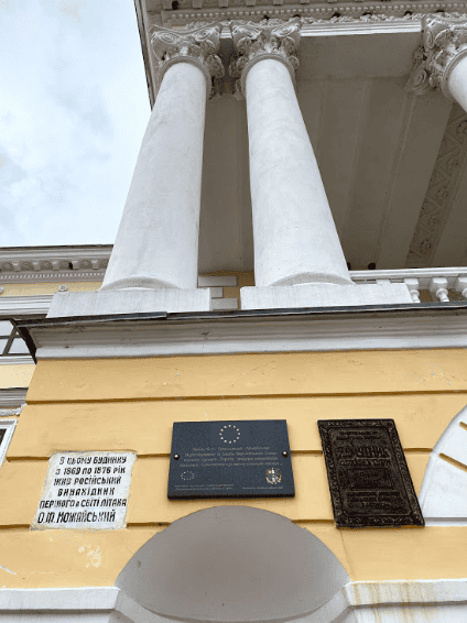 Класичні колони та архітектурні деталі Вороновицького палацу.