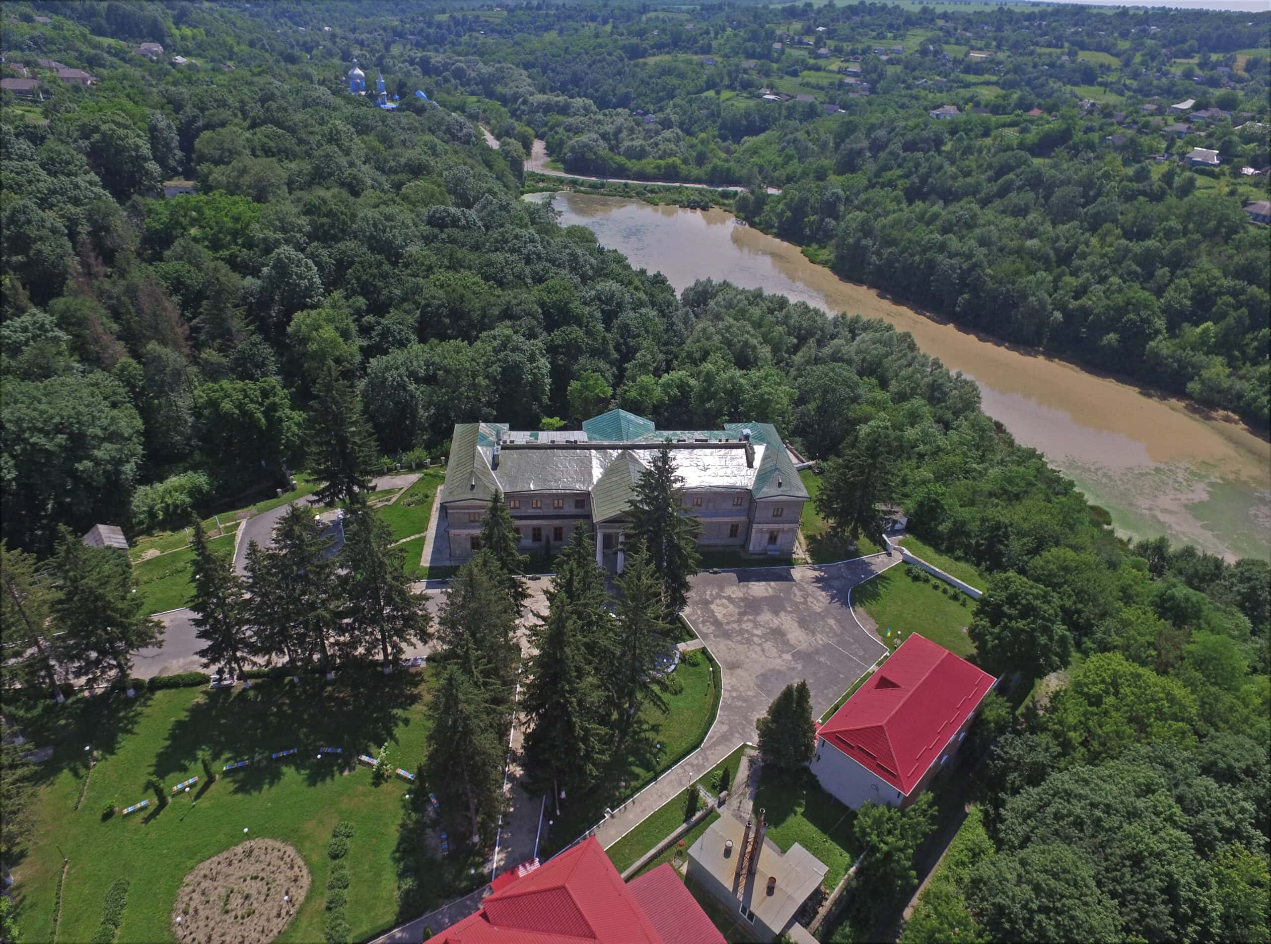 Історико-просвітній проект Портал у Мурованих Курилівцях, палац і навколишній парк.