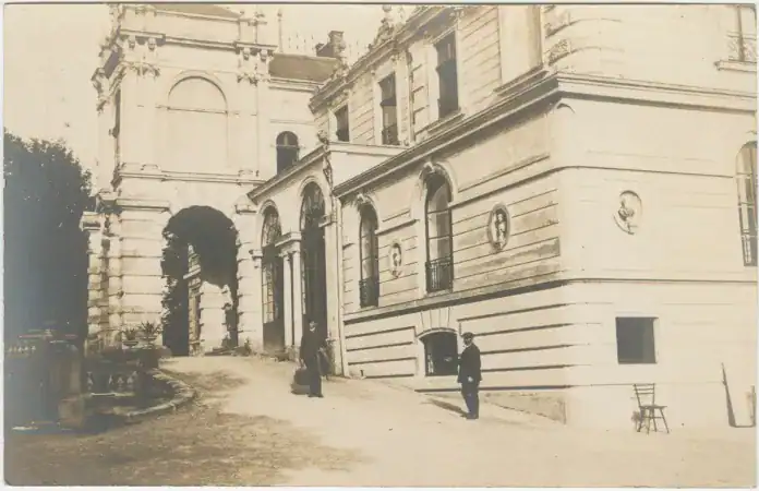 Історична фотографія палацу у Роздолі з архітектурою та відвідувачами.