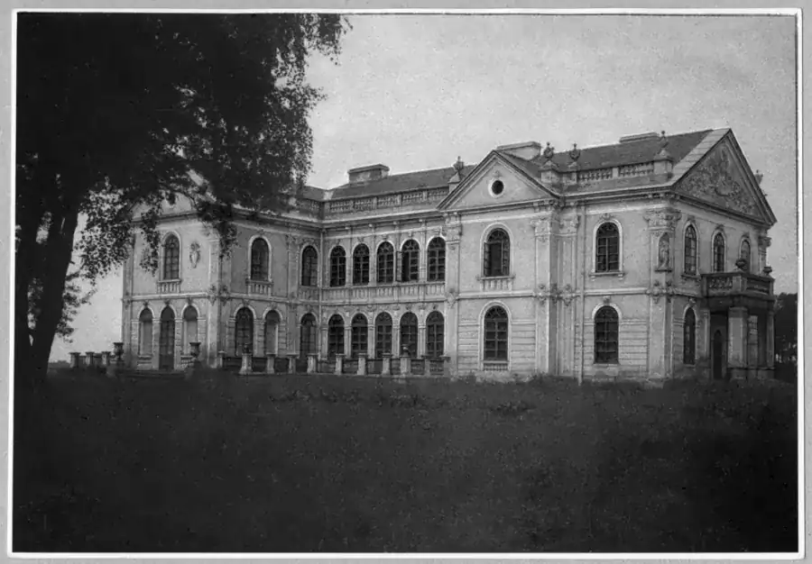 Історична фотографія палацу у Вишні з класичною архітектурою та садом.