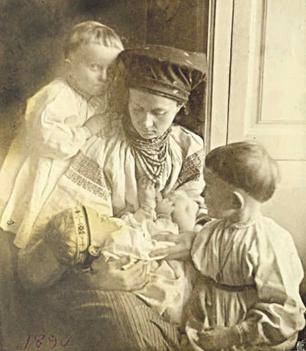 Старовинне фото матері з дітьми, 1890 рік, історія України.