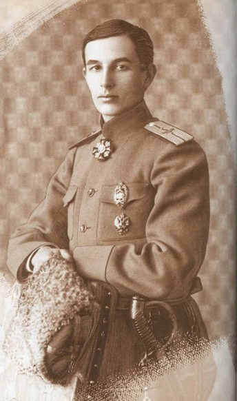 Молодий військовий у формі з медалями, портрет у ретро стилі.