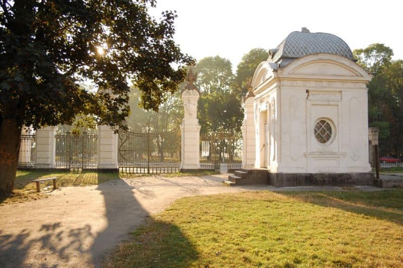 Історичний пам'ятник та архітектура Антонінського палацу на заході сонця.