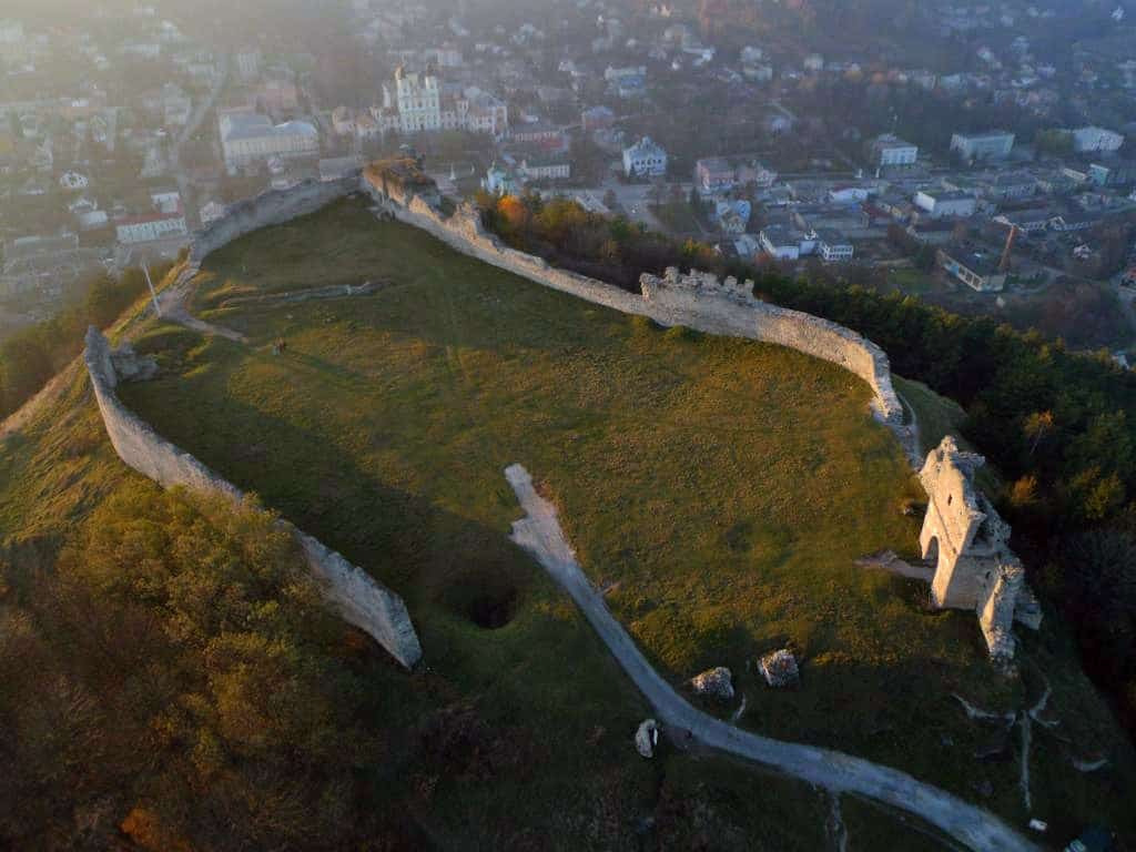 Кременецький замок з висоти пташиного польоту, історична фортеця України.