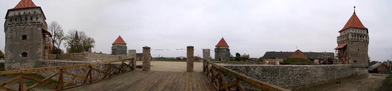 Історична панорама Скалатського замку з оборонними вежами та стінами.