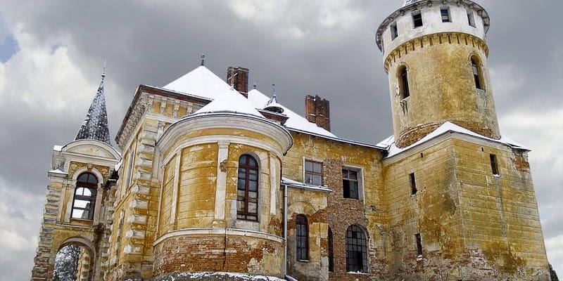 Палац у Приозерному з високою вежею та історичною архітектурою.