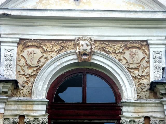 Фасад палацу у Приозерному з барельєфами та ліпниною, історико-просвітній проект Портал.