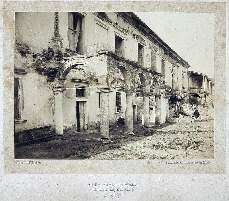 Зруйнований замковий фасад у Жовківському замку, історична фотографія.