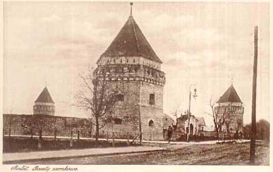 Старовинна фотографія фортеці з високою вежею та стінами у історико-просвітньому проекті Портал.