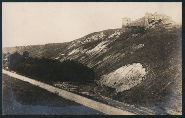 Історична фотографія Кудринецького замку на пагорбі.
