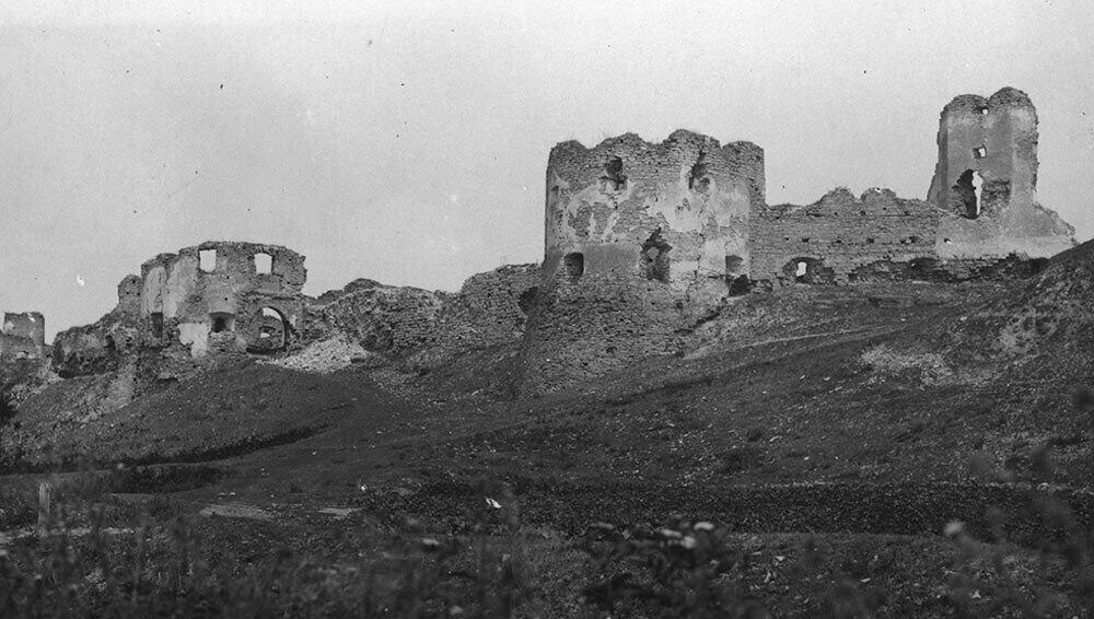 Зруйновані руїни Сидорівського замку на історичному фото.
