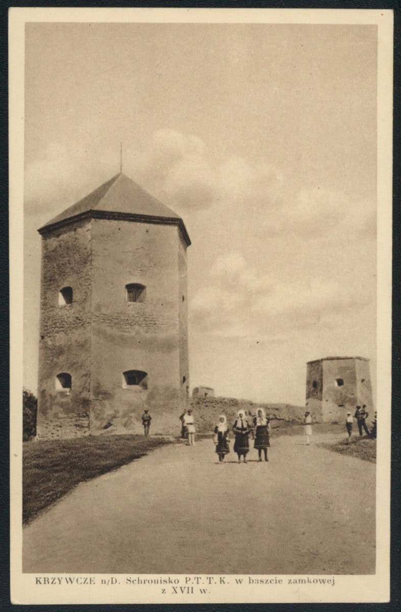 Історична фотографія Кривченського замку з групою людей біля входу.