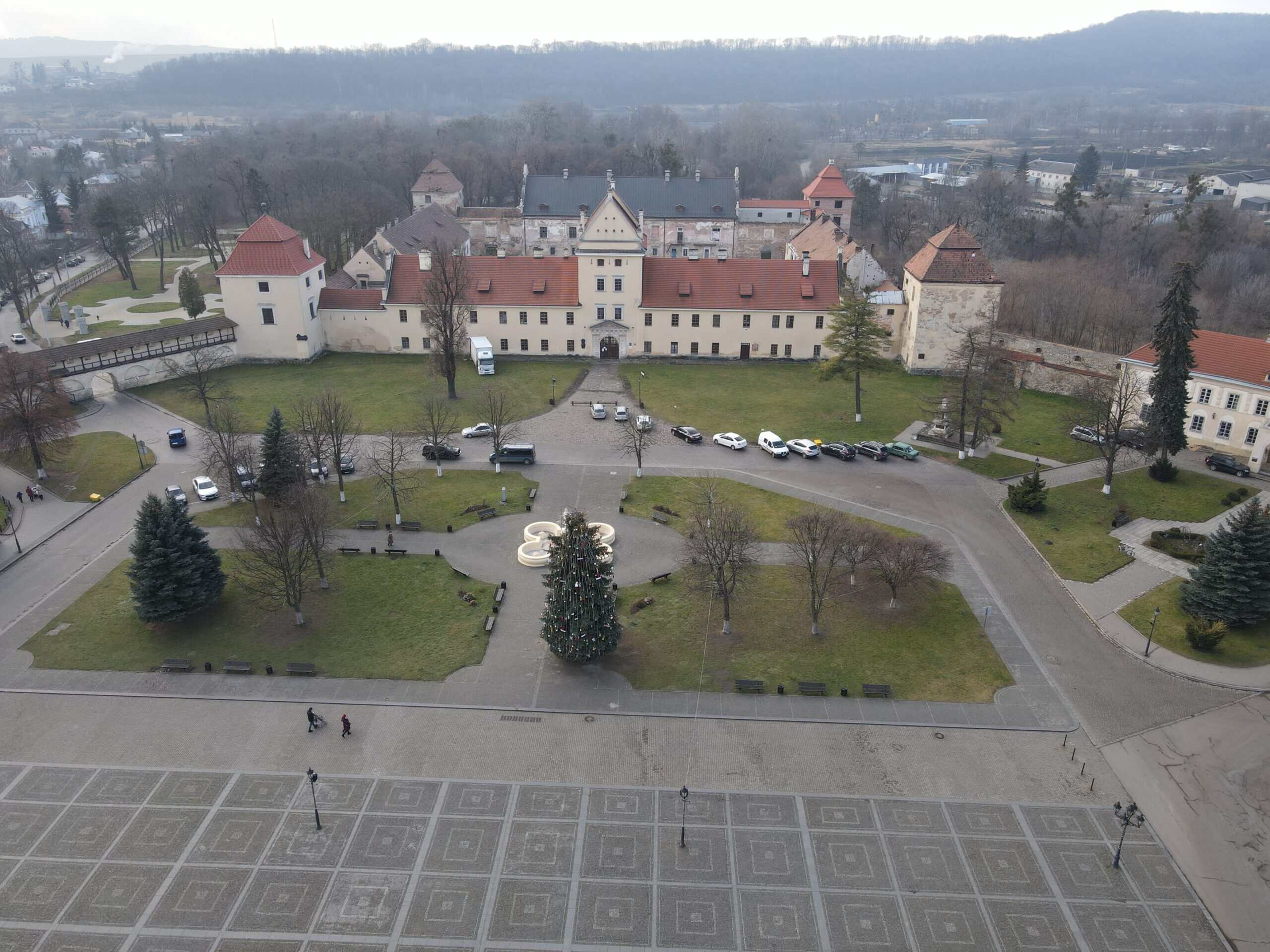 Жовківський замок з панорамним видом на історичну фортецю та навколишній парк.