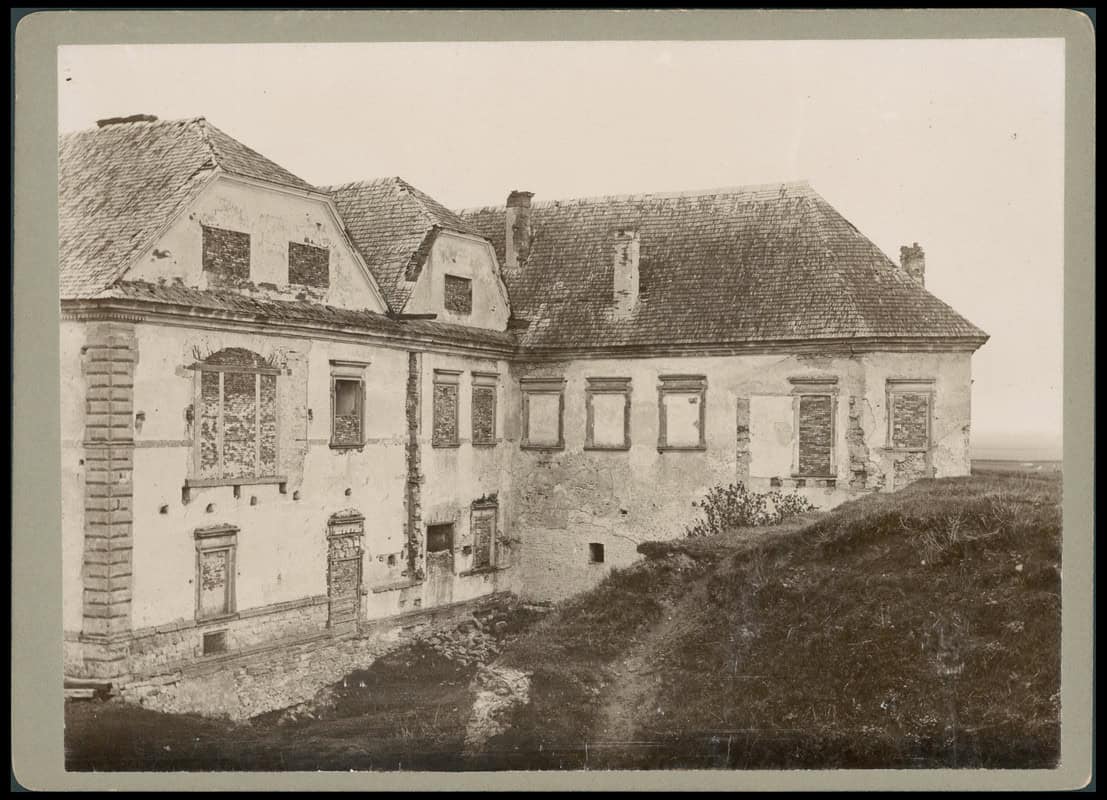 Старовинна будівля Збаразького замку на історичній фотографії.