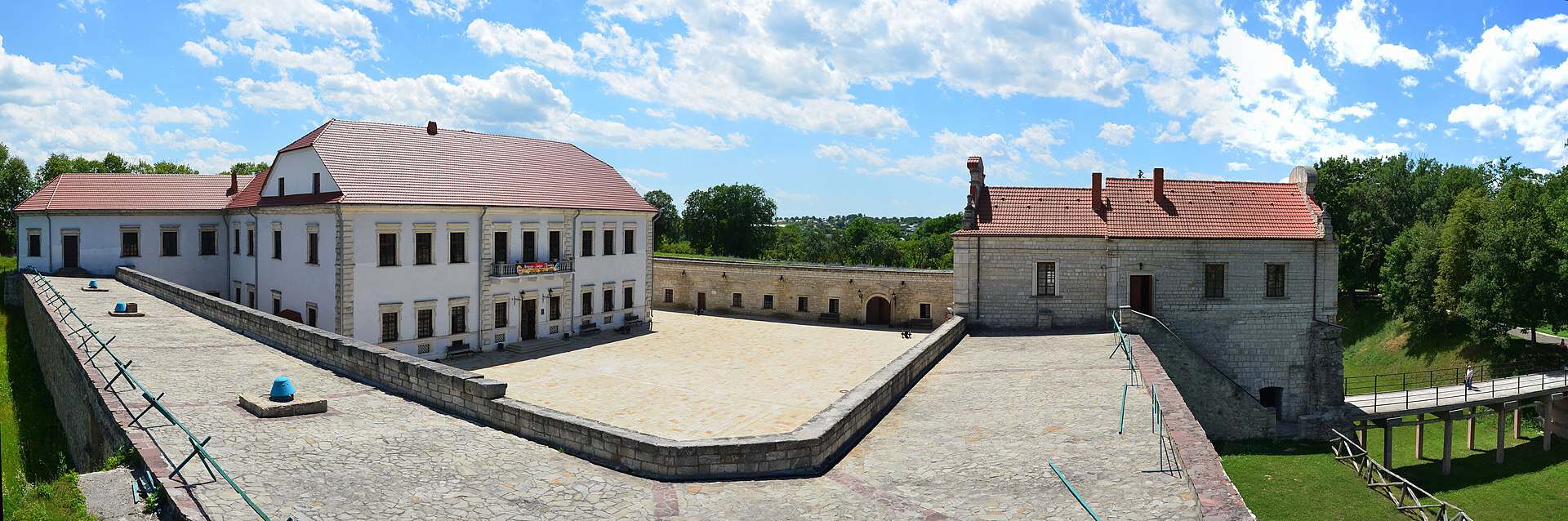 Збаразький замок з кам'яним двором і історичними будівлями.