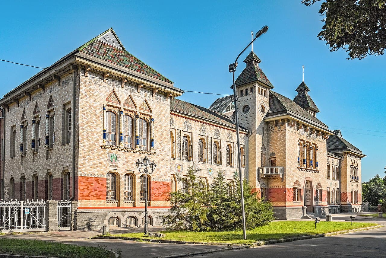 Будинок Полтавського земства з історичною архітектурою та зеленню навколо.