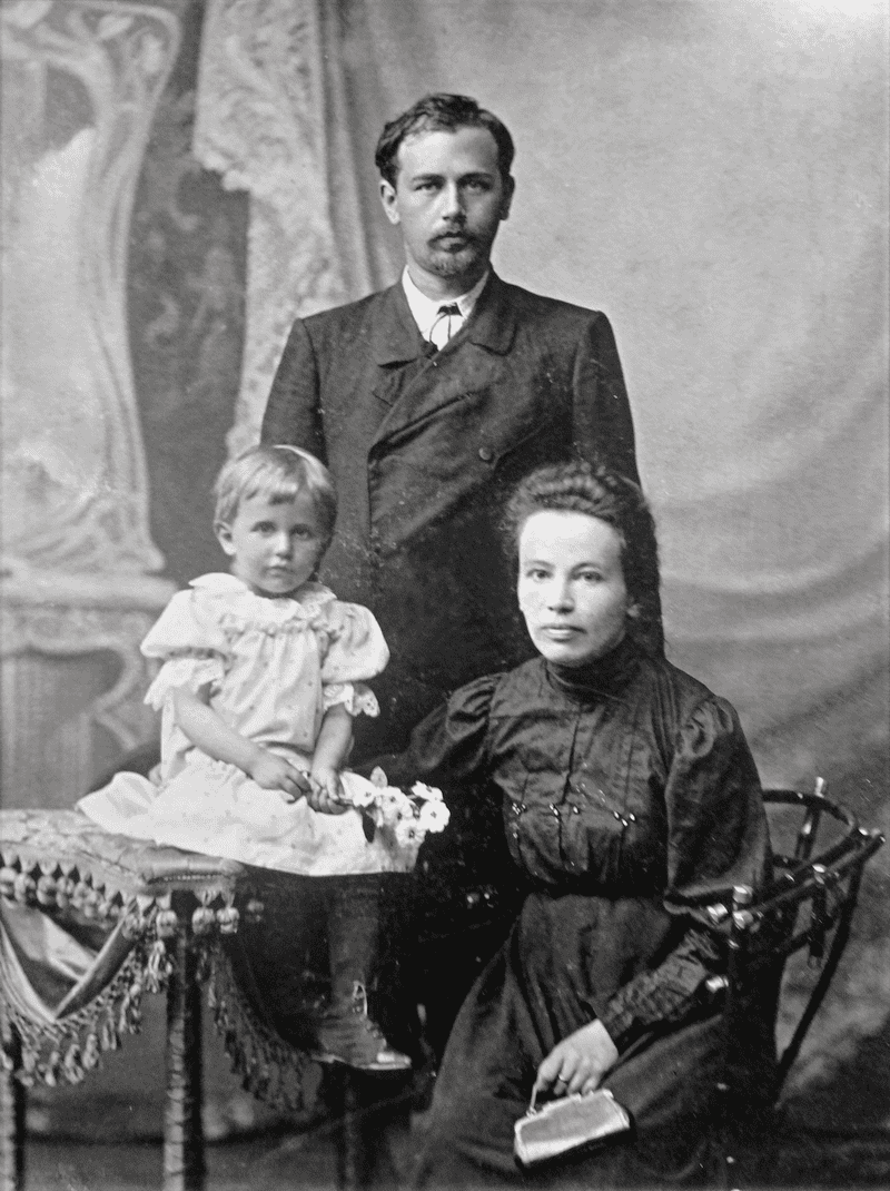 Старовинне фото родини з двома дітьми, 19 століття, історія України.