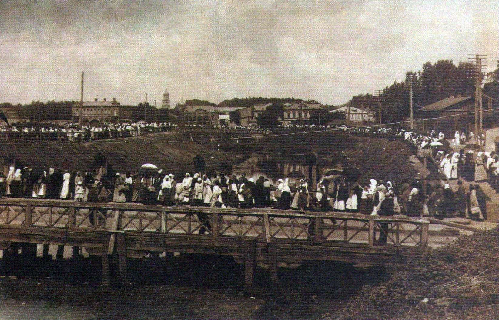 Історична фотографія з натовпом людей на мосту у Харкові, 20 століття.
