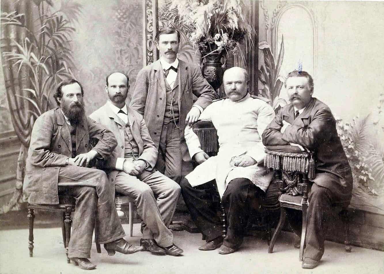 Групове фото п'яти чоловіків у старовинному стилі, історична фотографія.