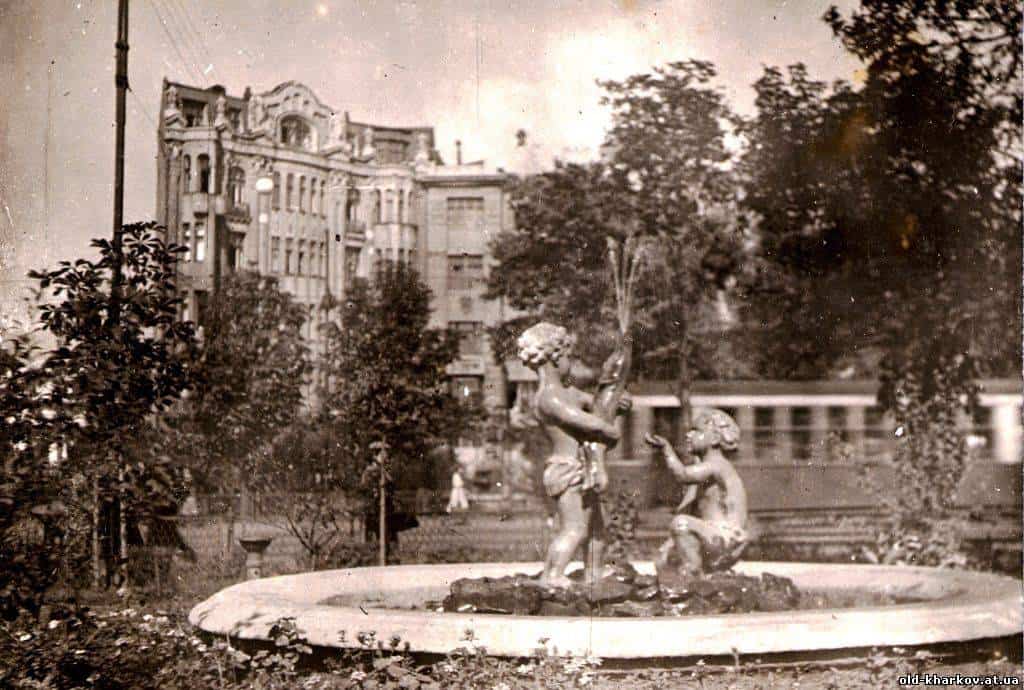 Стара фотографія фонтану з дитячими скульптурами у Харкові, історична пам'ятка.