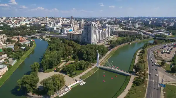 Краєвид на річку та міст у Харкові з висоти пташиного польоту.