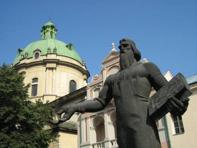 Пам'ятник Івану Федоровичу біля друкарні у Львові, історія друкарства України.