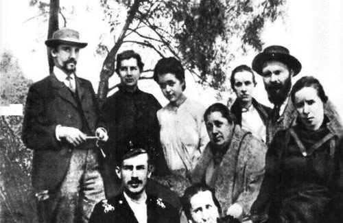 Групова фотографія українських діячів у природному середовищі, історична фотографія.