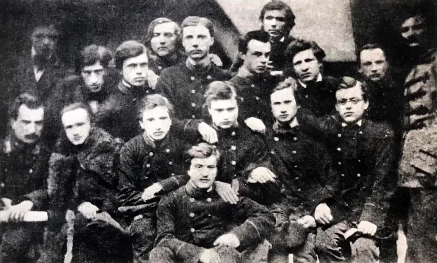 Групове фото молодих людей у військовій формі, історична фотографія.