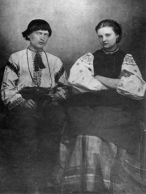 Чорнобіла фотографія двох жінок у традиційному українському вбранні.