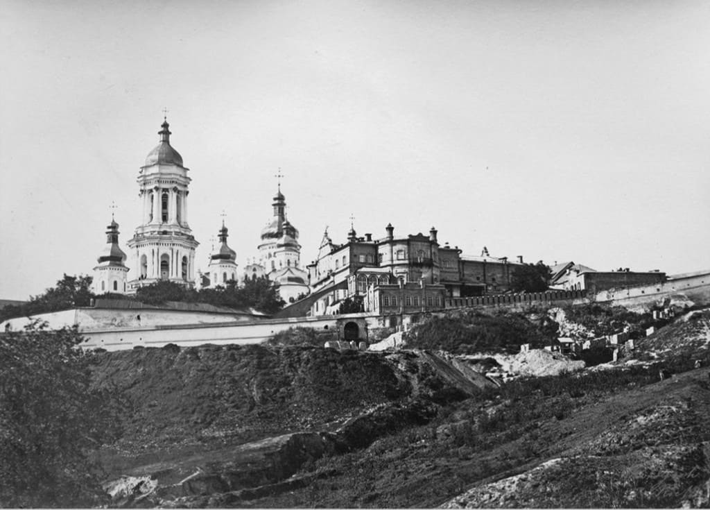 Історична фотографія Києва з церквами та пагорбами у чорнобілому виконанні.