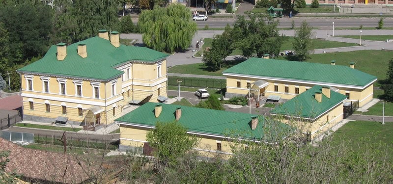 Історико-просвітній проект Портал, будівлі з зеленими дахами та парком навколо.