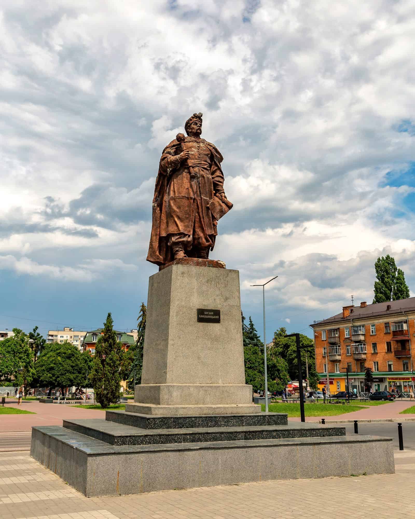 Пам'ятник Богдану Хмельницькому у центрі міста, з хмарами на фоні.
