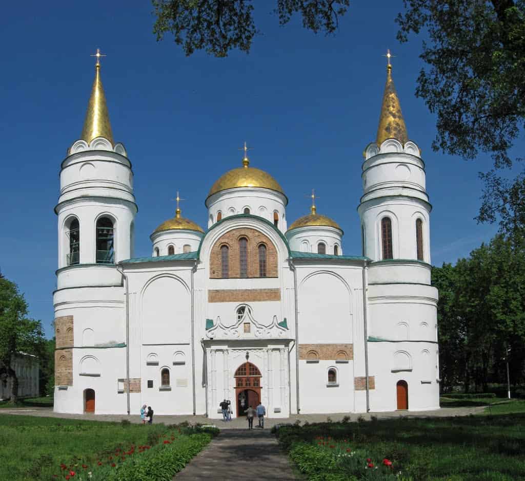 Історична церква з золотими куполами в Одесі, архітектура православної церкви.