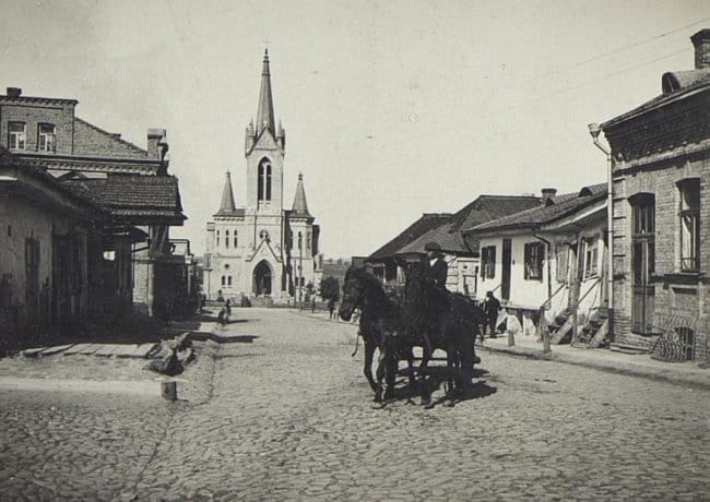 Історична вулична сцена з кіньми та церквою у Луцьку, старовинне фото.