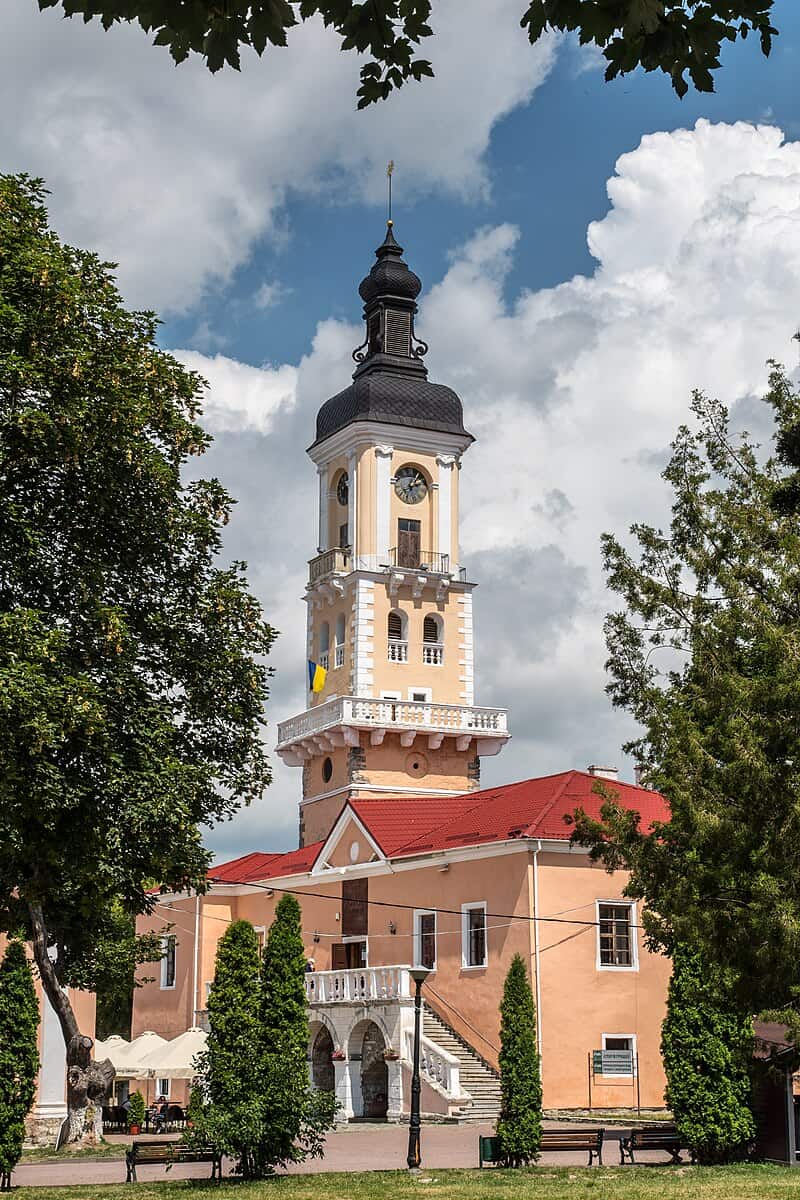 Кам’янець-Подільський історичний годинниковий вежа та архітектура.