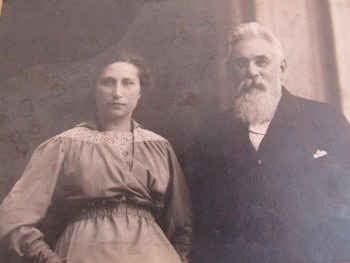 Чорно-біле фото Левко Симиренко з жінкою, історична світлина.