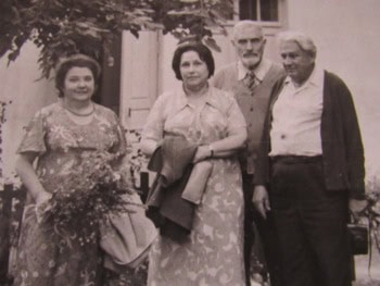 Чотири люди на вулиці, історична фотографія, українські чоловіки та жінки.