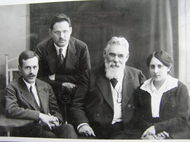 Чотири люди на старій фотографії, з них один з бородою, всі у формальному одязі.