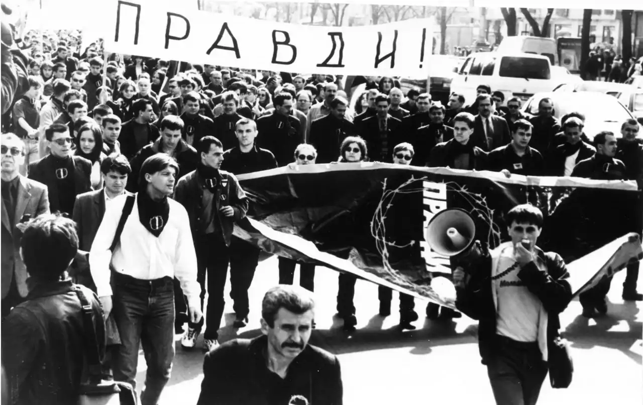 Масовий протест у Києві з плакатами та гучномовцем під час акції 