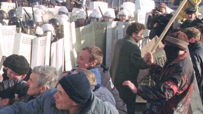 Мітинг протесту з людьми та поліцією під час акції 