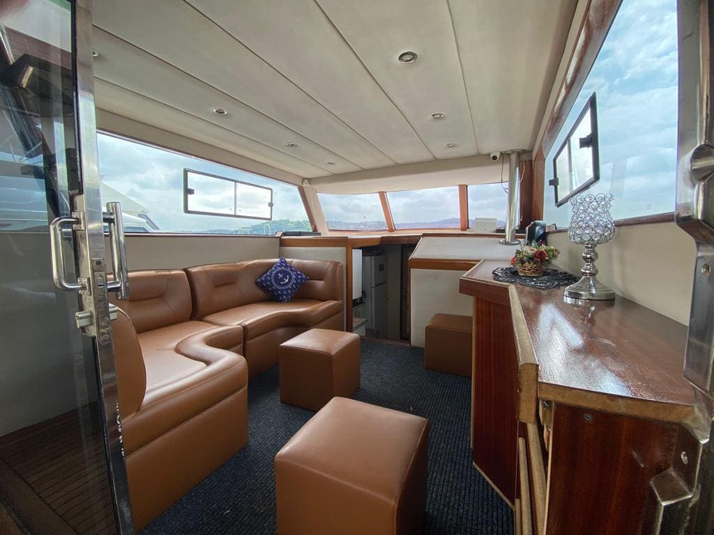Motoryacht Interior P105 19 meters 12 person capacity Yacht Rental with Premionly.com in Istanbul