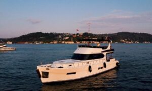 Motoryacht Exterior P105 19 meters 12 person capacity Yacht Rental with Premionly.com in Istanbul