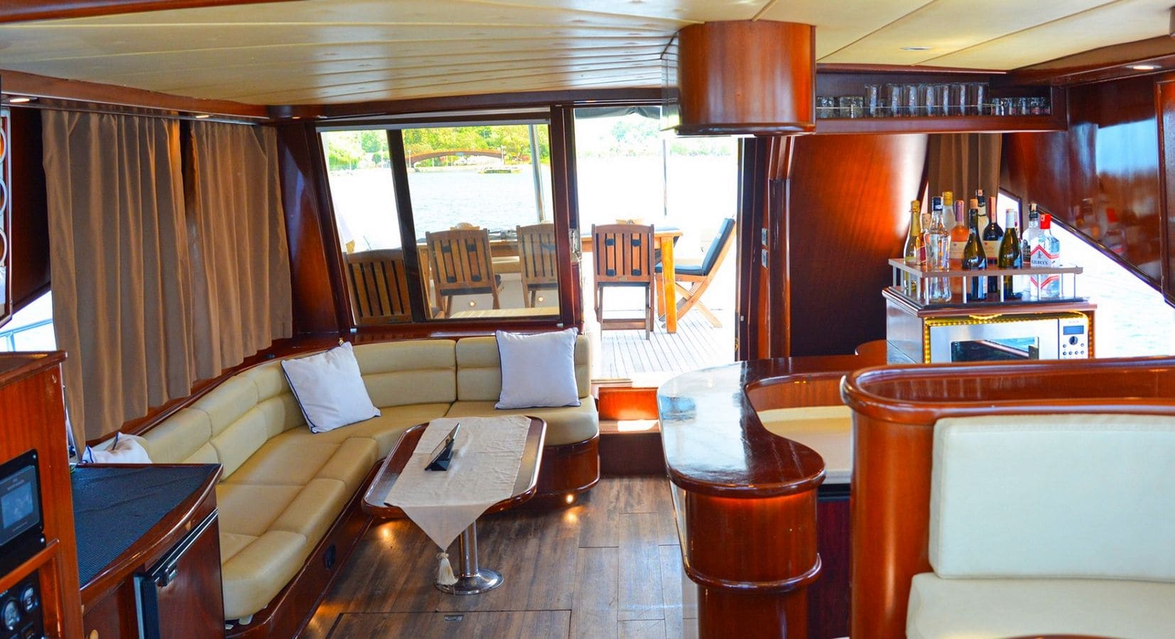 Motoryacht Interior P104 22 meters 16 person capacity Yacht Rental with Premionly.com in Istanbul