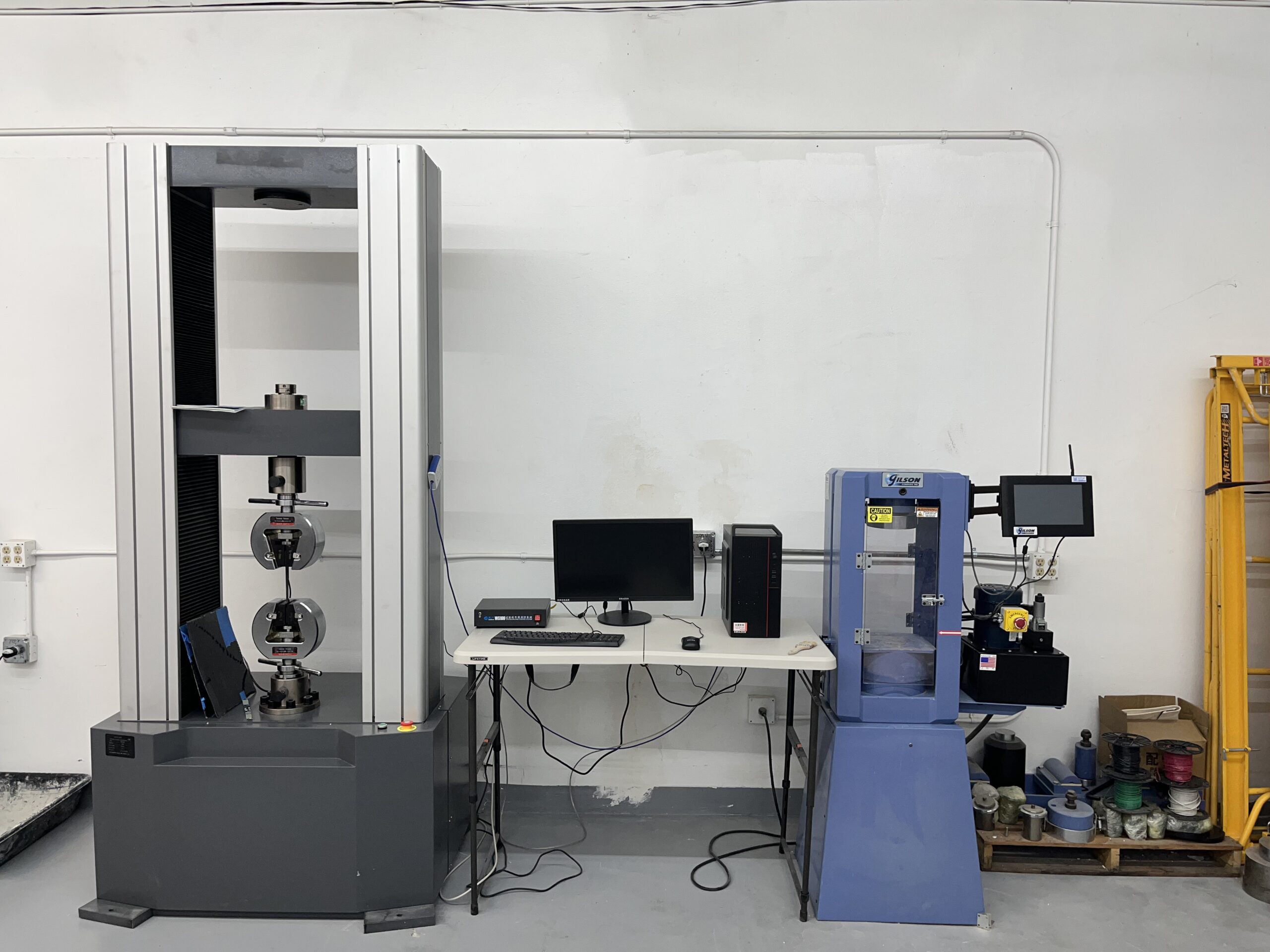 Concrete compression testing machine and universal testing machine in the Prime Test Engineering lab
